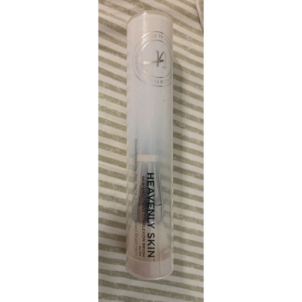 IT Cosmetics Heavenly Skin Skin-Smoothing Complexion Brush Sealed No 704‎